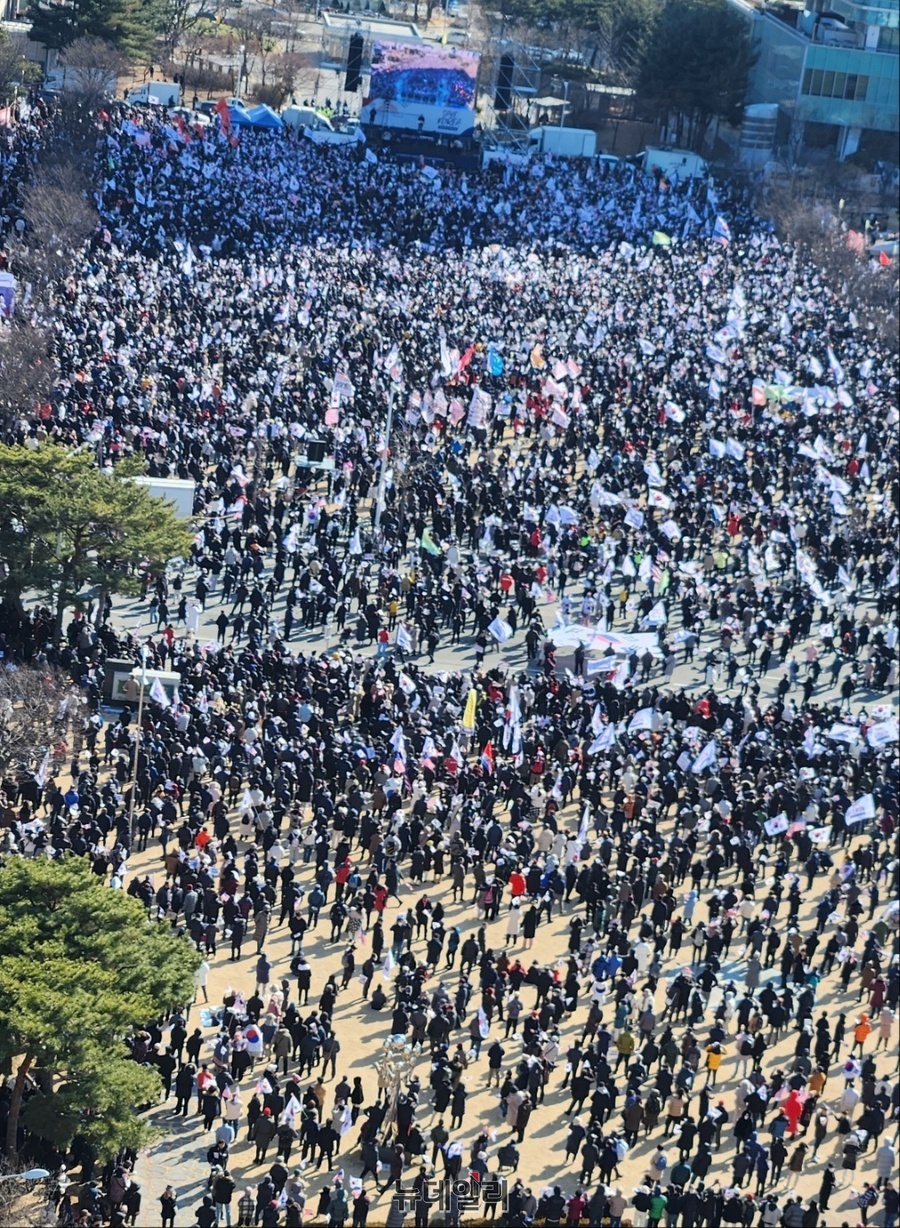 ▲ 대전 보라매공원에 집회에 참석한 대전시민과 전국에서 대전을 찾은 국민들이 보라매공원을 가득 메웠다.ⓒ뉴데일리