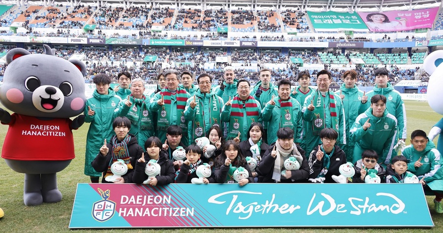 ▲ 2025 K리그1 대전하나시티즌 홈 개막전이 23일 오후 대전월드컵경기장에서 열렸다. 개막식에서 이장우 대전시장과 조원휘 대전시의회 의장, 함영주 하나금융그룹 회장, 선수 등이 기념촬영을 하고 있다.ⓒ대전시