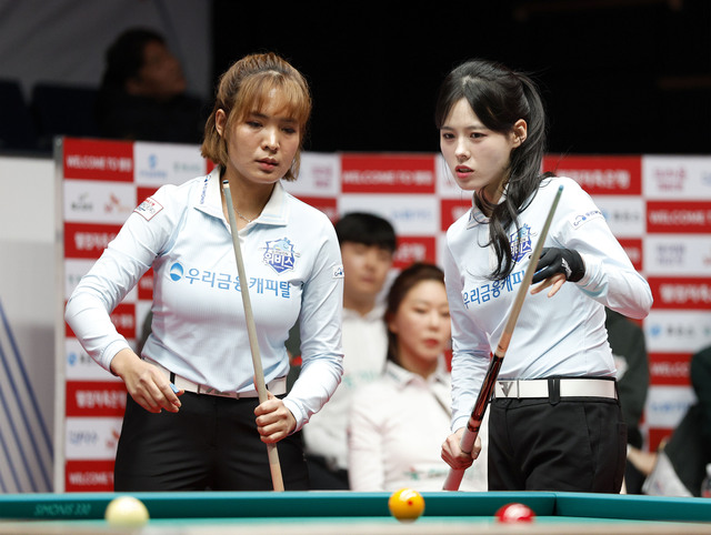 ▲ 23일 우리금융캐피탈의 스롱 피아비(사진 왼쪽)와 서한솔이 경기 중 의견을 나누고 있다.ⓒPBA