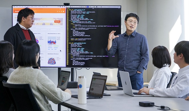 ▲ 신정규 래블업 대표와 임직원이 MWC 2025 전시 참가 준비를 위해 회의를 하고 있는 모습.ⓒSK텔레콤