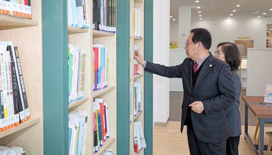 ▲ 괴산군 군립도서관 개관을 앞두고 송인헌 괴산군수가 현장을 둘러보고 있다.ⓒ괴산군