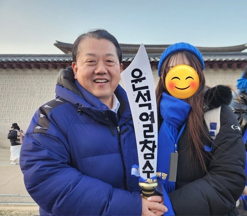 ▲ 김병주 더불어민주당 최고위원이 지난 22일 서울 종로구 안국역 일대에서 열린 '윤석열 파면 촉구 범국민대회'에서 한 지지자와 사진을 찍고 있다. ⓒ제보자 제공