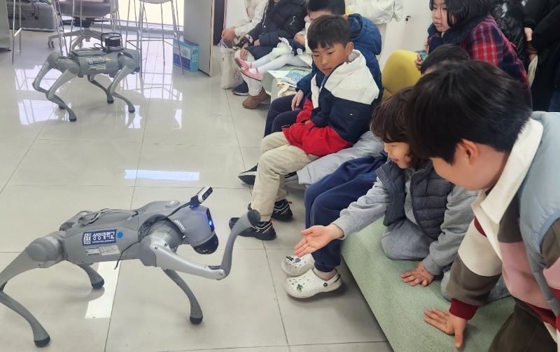 ▲ 상명대 창의아카데미 일일캠프에 참가한 초등학생들이 로봇체험을 하고 있다.ⓒ상명대