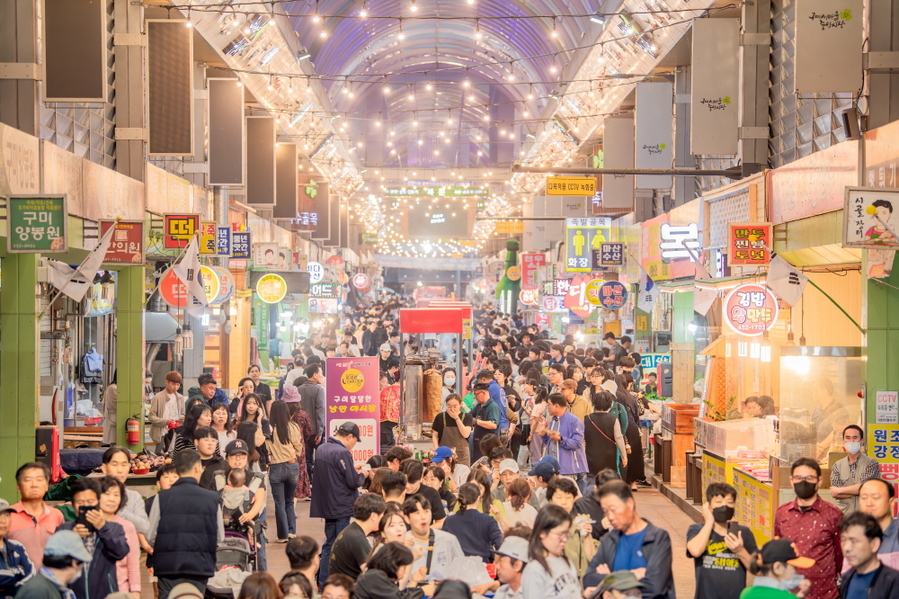 ▲ 지난해 새마을중앙시장에서 개최한 낭만야시장 모습.ⓒ구미시