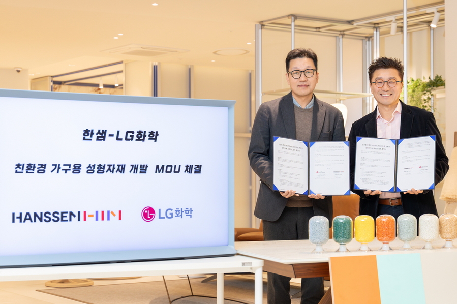 ▲ LG화학 김스티븐 전무(오른쪽)와 한샘 고영남 연구소장이 업무협약식을 마치고 기념 촬영을 하고있다ⓒLG화학