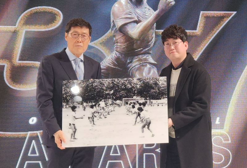▲ 천안시가 축구역사박물관에 전시하기 위해 디지털화한 차범근 옛 국가대표팀 감독의 옛 사진을 전달하고 있다.ⓒ천안시