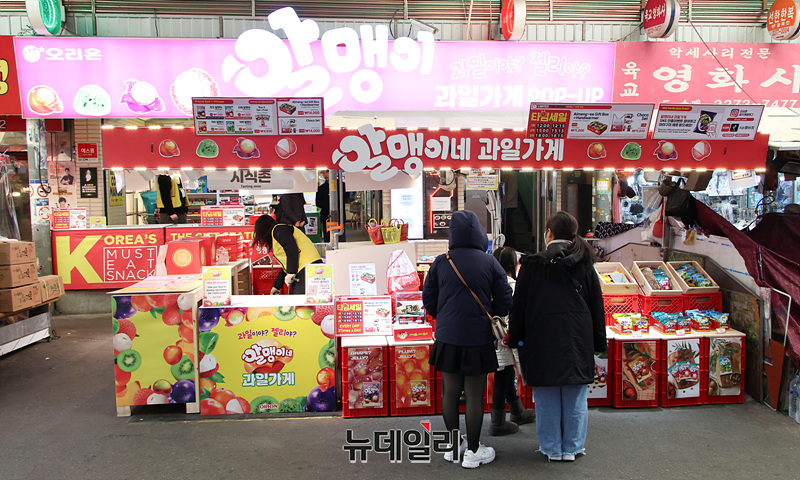 ▲ 오리온이 지난해에 이어 올해도 광장시장에서 팝업 스토어를 두 차례 열었다. 지난 20일 오리온 알맹이 팝업 스토어 모습.ⓒ서성진 기자