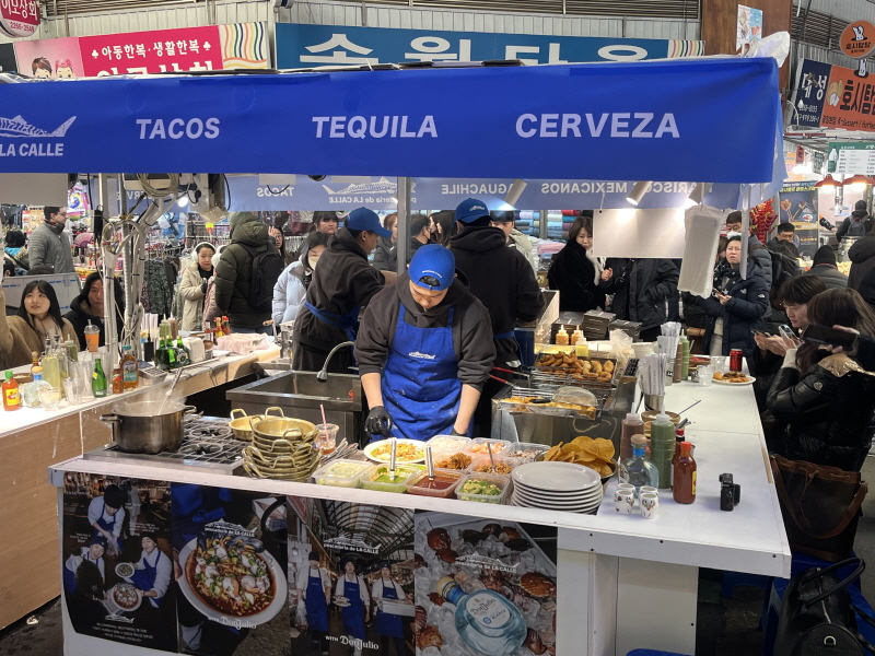 ▲ 광장시장에서 즐기는 멕시칸 스트리트 푸드와 데킬라 칵테일 팝업 스토어. 광장시장 365일장 앞 노점에서 3월22일까 진행된다.ⓒ365일장