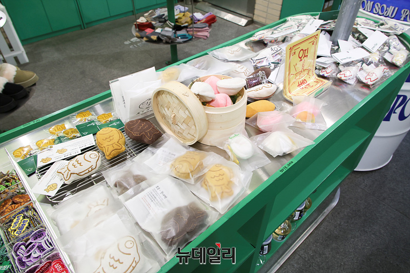 ▲ 이곳 365일장 편집숍에서는 도심 한복판에서 쉽게 찾을 수 없는 소품들이 많이 판매된다. 고무신, 액막이 상징으로 여겨진 명태 열쇠걸이, 한복 원단으로 만든 와인 가방 등 옛 것과 현대적인 요소가 조화를 이루며 소장 욕구를 자극한다.박스 상자를 잘라 무심한 듯 써놓은 손글씨 메뉴판이 더 힙하다고 느껴지는 곳이다.ⓒ서성진 기자