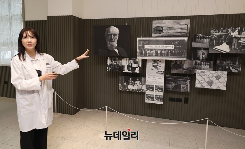 ▲ 김 팀장이 시몬스 테라스에 위치한 헤리티지 앨리에서 침대에 대해 설명하고 있다.ⓒ정상윤 기자