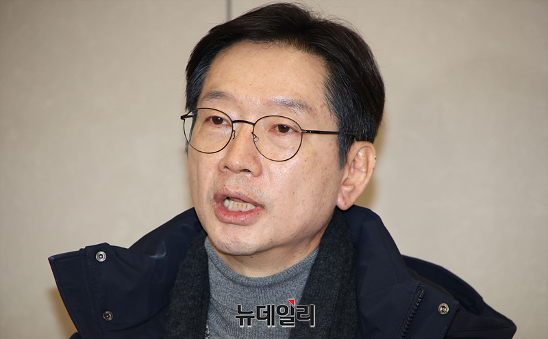 ▲ 독일 유학길에 올랐었던 김경수 전 경남지사가 지난해 12월 5일 오후 인천국제공항을 통해 입국하며 입장을 밝히고 있다. ⓒ서성진 기자