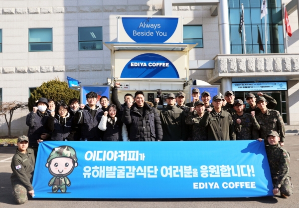 ▲ 이디야커피가 지난 21일 국가를 위해 헌신하는 국방부 유해발굴감식단을 찾아 커피 트럭을 운영하며 장병들에게 따뜻한 응원의 메시지를 전했다.ⓒ이디야커피