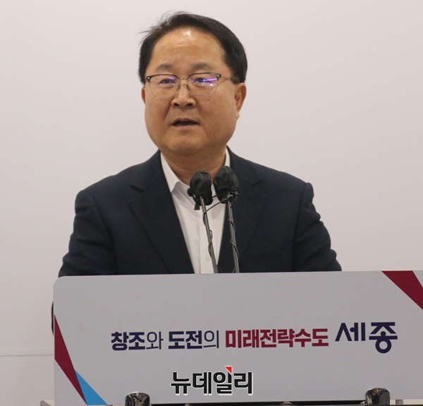 ▲ 남궁영 세종인재평생교육진흥원장이 24일 오전 세종시청 정음실에서 기자회견을 하고 있다.ⓒ이길표 기자