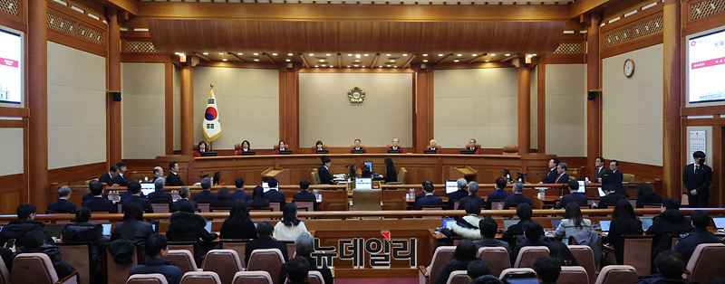 ▲ 나라 꼴을 그대로 보여주는 곳. 헌법재판소 심판정이다. 참을 수 없는 무거움의 상징이어야 할 곳이 참을 수 없는 천박함의 아수라장으로 전락하기 일보 전 상황에 놓여 있다. ⓒ 뉴데일리
