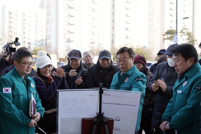 ▲ 신상진 성남시장이 24일 모란시장 상인들에게 모란생태공원 지평식 주차장 사업에 대해 설명하고 있다. ⓒ성남시 제공