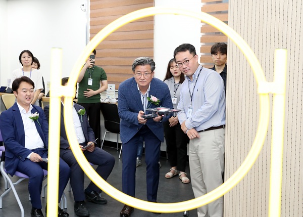 ▲ 정용래구청장이 24일 AI시대 디지털전환 지원, 삼각체계 구축을 시연하고 있다.ⓒ유성구