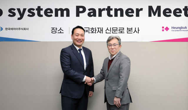 ▲ 서울시 새문안로 흥국화재 본사에서 열린 ‘치매 예방과 치료를 위한 전략적 제휴’ 업무 협약식에서 (왼쪽부터)고홍병 한국에자이 대표이사와 송윤상 흥국화재 대표이사가 기념 사진촬영을 하고 있다.ⓒ흥국화재