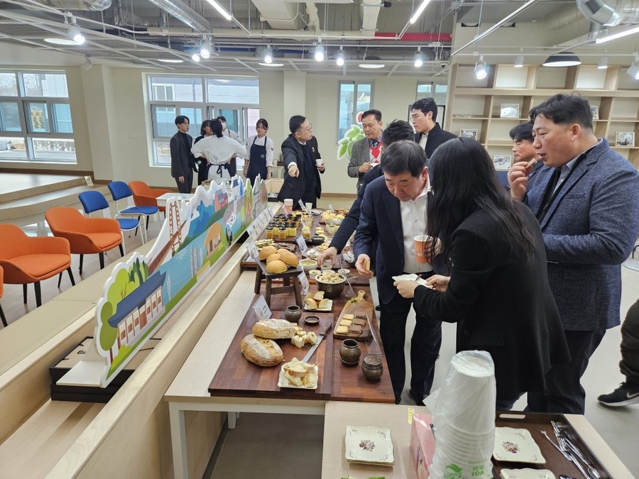 ▲ 증평군은 24일 34플러스센터 열린미팅룸에서‘증평인삼 브랜드화 수립 연구용역’최종보고회를 열고 증평인삼 대중화와 차별화된 브랜드 전략을 모색했다.ⓒ증평군