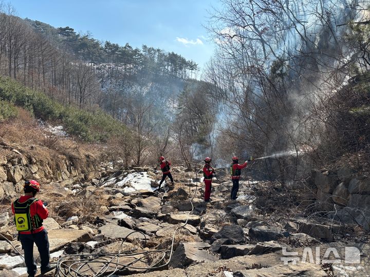 ▲ 지난 21일 오전11시25분께 충북 단양군 영춘면 상리의 한 야산에서 불이 나 산림당국이 진화 작업을 벌이고 있다. ⓒ뉴시스