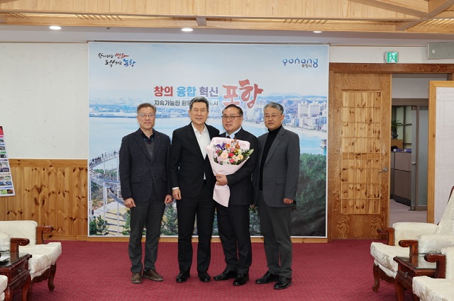 ▲ 왼쪽부터 이상섭 포항시사회복지사협회 부회장, 이강덕 포항시장, 한상호 포항시사회복지사협회장, 한민수 포항시사회복지사협회 사무국장.ⓒ포항시
