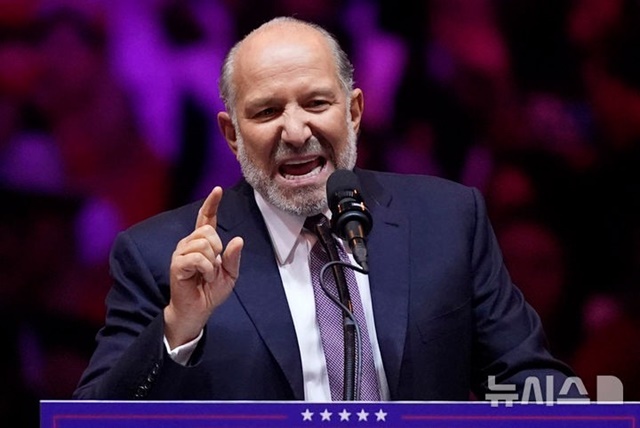 ▲ 하워드 루트닉 미국 상무장관이 대통령선거 유세에서 지지연설을 하고 있다. 241027 AP/뉴시스. ⓒ뉴시스