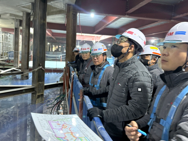▲ 성낙원 SM스틸 건설부문 대표이사(맨 앞줄 검정마스크 착용)가 지난 20일 인천 용현동 우방 아이유쉘 건설현장을 점검하고 있다. ⓒSM그룹