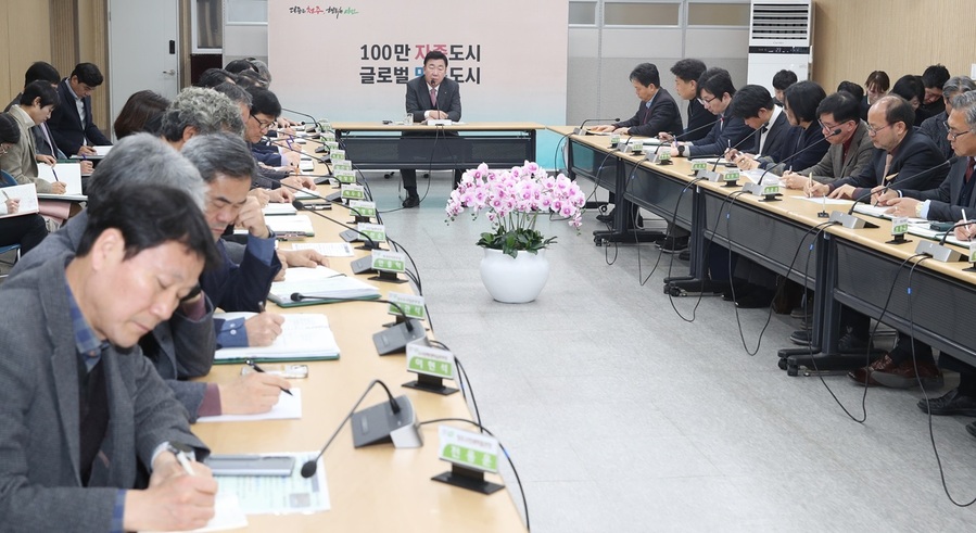 ▲ 이범석 충북 청주시장은 24일 전 부서에 “3월에 시작되는 건축공사, 각종 축제 등 주요 사업들이 성공적으로 진행될 수 있도록 사전 준비를 철저히 하라”고 지시했다.ⓒ청주시