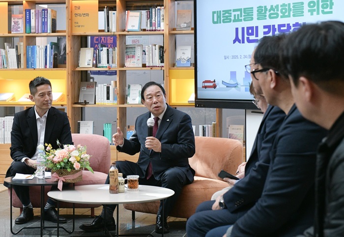 ▲ 최민호 세종시장이 24일 오후 시청에서 시민들과 함께 대중교통 활성화를 위한 간담회를 하고 있다.ⓒ세종시