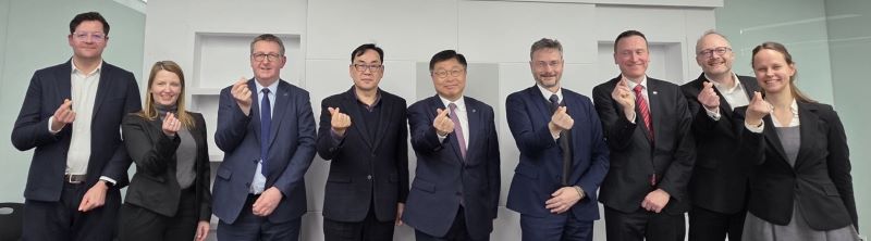 ▲ 이승원 세종시 경제부시장(가운데)이 24일 독일 ICM 대표단과 만나 스마트 모빌리티 산업 현황을 공유하고, 자율주행 공동연구와 기술 이전 협력 방안을 논의에 앞서 기념사진을 찍고 있다.ⓒ세종시