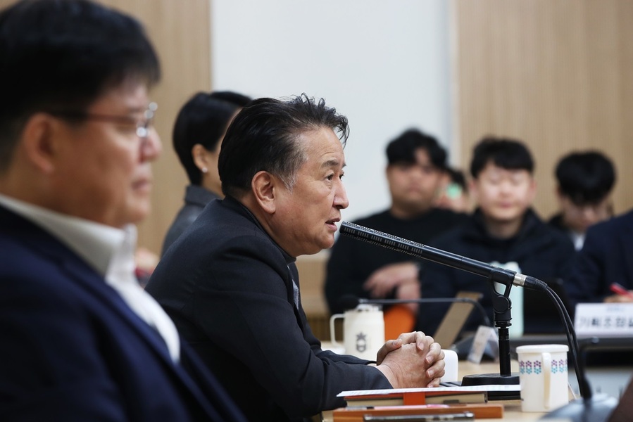 ▲ 김영환 충북지사가 24일 충북도청 대회의실에서 열린 확대간부회의에서 발언하고 있다.ⓒ충북도