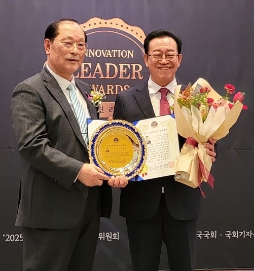 ▲ 이종배 의원의 2025 혁신리더대상 수상 장면.ⓒ이종배 의원실