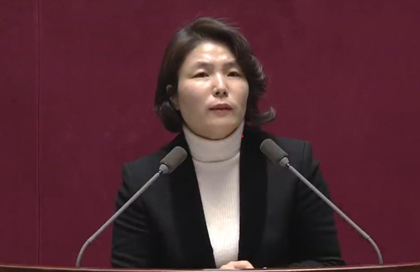 ▲ 전희경 전 국회의원이 충남도연구원장으로 공식 확정됐다. 충남도의회는 24일 열린 인사청문회에서 전 전(前) 의원에 대해 ‘적격’ 판정을 내렸다. 이에 따라 그는 3월 1일 자로 임명(28일 임명장 수여 예정)과 함께 충남도정 정책 연구의 핵심 역할을 맡게 됐다. 제20대 국회의원 재임 당시 국회본회의장에서 연설을 하고 있다.ⓒ대한민국 국회
