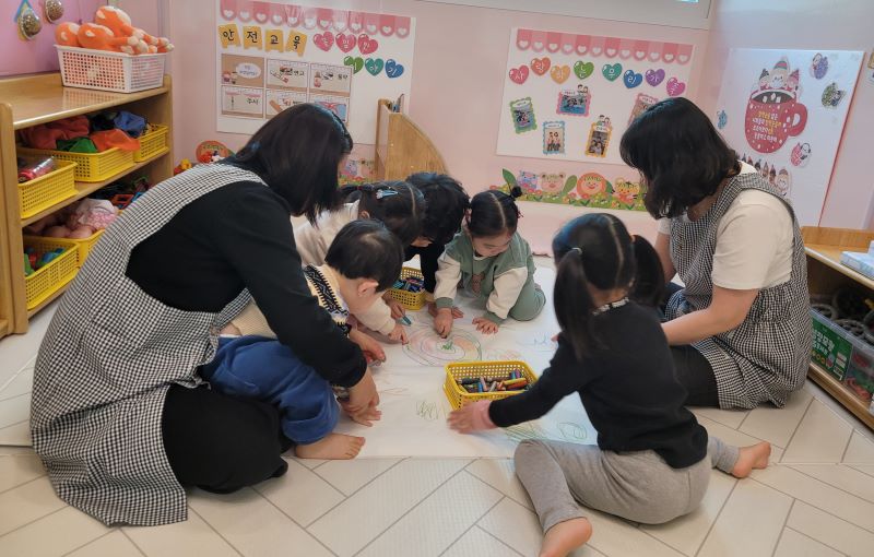 ▲ ‘365일 24시간 어린이집’에서 어린이들이 교사와 함께 시간을 보내고 있다.ⓒ천안시