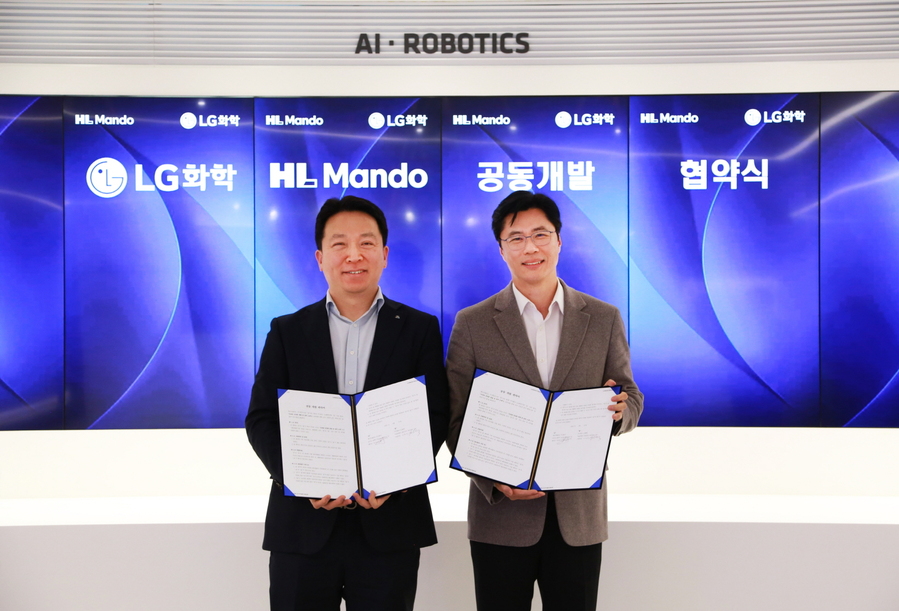 ▲ 고경덕 LG화학 전자소재 사업부장 상무(오른쪽)와 최한규 HL만도 센터장 상무가 업무협약식을 마치고 기념 촬영을 하고있다ⓒLG화학