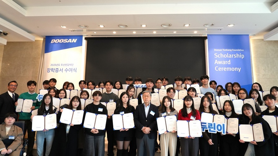 ▲ 2월 24일 열린 '두산연강재단 2025년 장학증서 수여식'에서 두산연강재단 박용현 이사장(앞줄 가운데)이 장학생들과 기념사진 촬영을 하고 있다.ⓒ두산