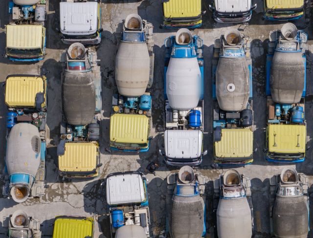 ▲ 경기도 안양시의 시멘트 공장에 레미콘 차량이 세워져 있다.ⓒ연합뉴스