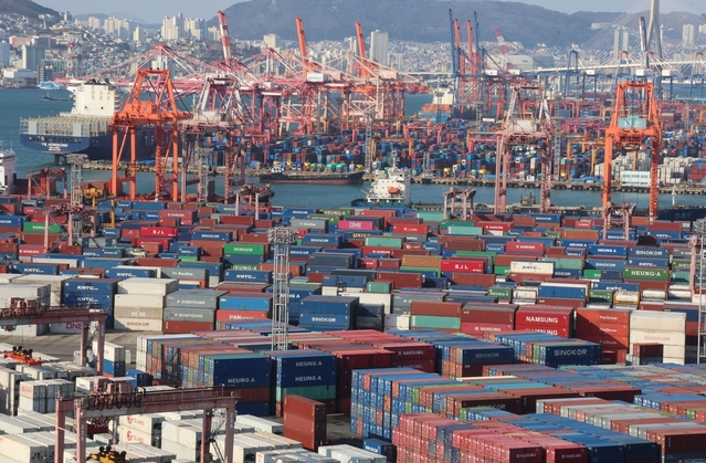 ▲ 부산항에 수출입 화물이 쌓여있는 모습. ⓒ연합뉴스