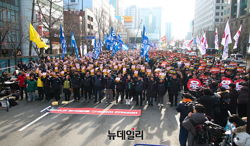 ▲ 민주노총 조합원들이 지난해 12월 12일 오후 서울 중구 세종대로에서 윤석열 정권 규탄집회를 열고 구호를 외치고 있다. ⓒ서성진 기자
