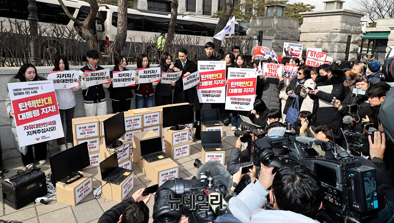 ▲ 대통령 국민변호인단이 윤석열 대통령의 최종변론을 앞둔 25일 오전 헌법재판소 앞에서 '19만 명 탄핵 반대 탄원서 제출 기자회견'을 열었다. 탄핵 반대 시국선언에 나섰던 서울대·연세대·고려대·경북대 학생들과 유학생들은 기자회견문을 낭독한 뒤 19만1495명이 서명한 탄핵 반대 탄원서를 헌법재판소에 제출했다. ⓒ정상윤 기자