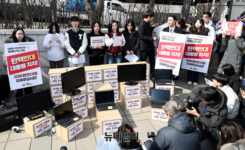 ▲ 대통령 국민변호인단이 윤석열 대통령의 최종변론을 앞둔 25일 오전 헌법재판소 앞에서 '19만 명 탄핵 반대 탄원서 제출 기자회견'을 열었다. 탄핵 반대 시국선언에 나섰던 서울대·연세대·고려대·경북대 학생들과 유학생들은 기자회견문을 낭독한 뒤 19만1495명이 서명한 탄핵 반대 탄원서를 헌법재판소에 제출했다. ⓒ정상윤 기자