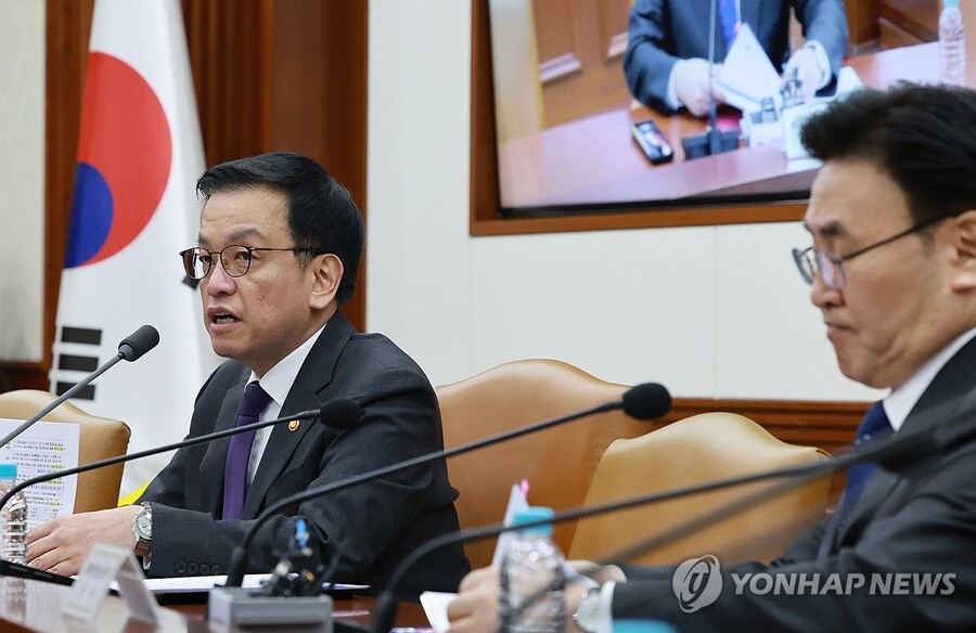 ▲ 최상목 대통령 권한대행 부총리 겸 기획재정부 장관이 25일 정부서울청사에서 열린 '국정현안관계장관회의 겸 경제관계장관회의'를 주재하고 있다. ⓒ연합뉴스