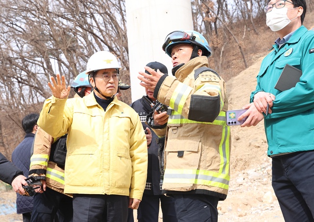 ▲ 김동연 경기도지사가 25일 서울세종고속도로 안성구간 교량 붕괴 사고 현장에 도착해 소방관계자로부터 상황을 설명받고 있다. ⓒ경기도 제공