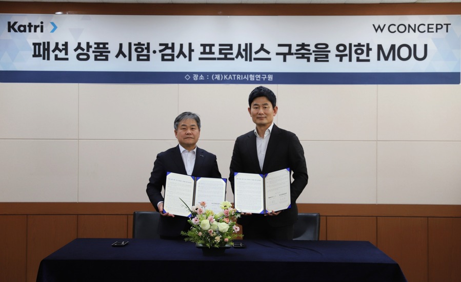 ▲ (오른쪽부터) 홍성수 W컨셉 지원담당, 신동준 KATRI시험연구원장이 '패션 상품 시험·검사 프로세스 구축을 위한 업무협약'을 체결한 뒤 기념 사진을 촬영하고 있다.ⓒW컨셉