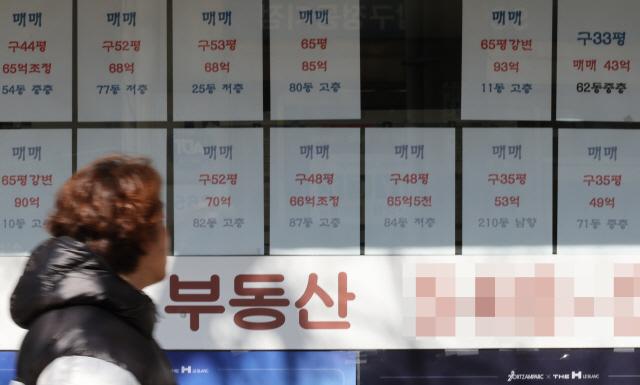 ▲ 서울 강남구 한 아파트 단지 부근 부동산 시세표ⓒ연합뉴스