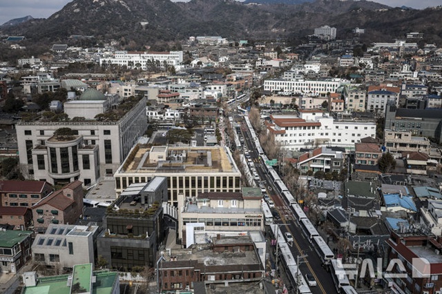 ▲ 윤석열 대통령의 탄핵 심판 최종 변론기일을 앞둔 서울 종로구 헌법재판소 인근에 경찰버스가 세워져 있다. 250225 ⓒ뉴시스