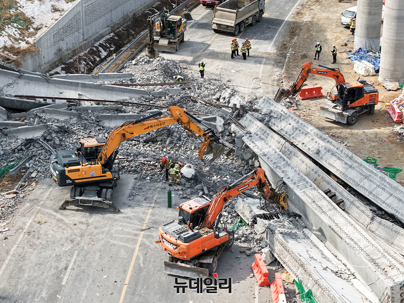 ▲ 서울세종고속도로 안산-용인 구간 연결공사 교량 작업 중 교량을 떠받치던 구조물이 무너져 내리는 사고가 발생한 25일 경기 안성시 사고현장에서 소방당국이 구조 작업을 진행하고 있다. ⓒ서성진 기자