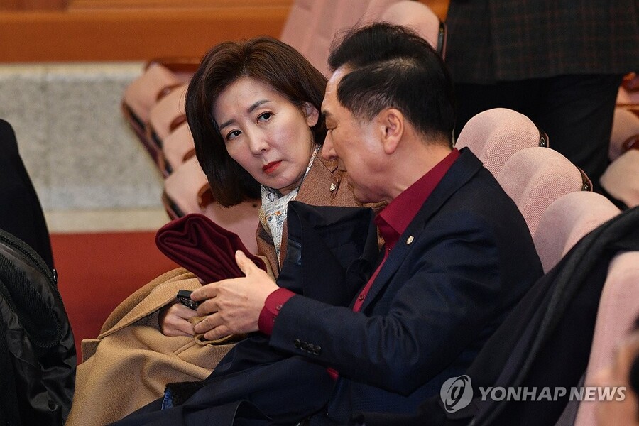 ▲ 국민의힘 나경원 의원과 김기현 의원이 25일 서울 종로구 헌법재판소에서 열린 윤석열 대통령 탄핵심판 11차 변론을 방청하기 자리에 착석해 있다. ⓒ연합뉴스