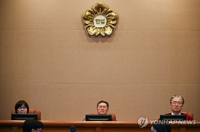 ▲ (좌로부터) 이미선 헌법재판관, 문형배 헌법재판소장 직무대행, 김형두 헌법재판관이 25일 서울 종로구 헌법재판소에서 열린 윤석열 대통령의 탄핵 심판 11차 변론에 입장해 있다. 250225 사진공동취재단. ⓒ연합뉴스