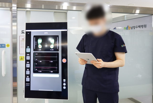▲ 남양주 백병원이 AI 기반 족저압 분석 'NeuroGait'를 도입했다. 사진은 'NeuroGait' 모습. ⓒ남양주 백병원 제공