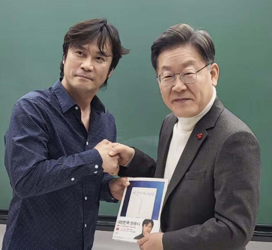 ▲ 역사강사 황현필씨가 지난 2022년 2월 이재명 더불어민주당 대표에게 자신의 저서를 선물하는 모습. ⓒ유튜브 캡처